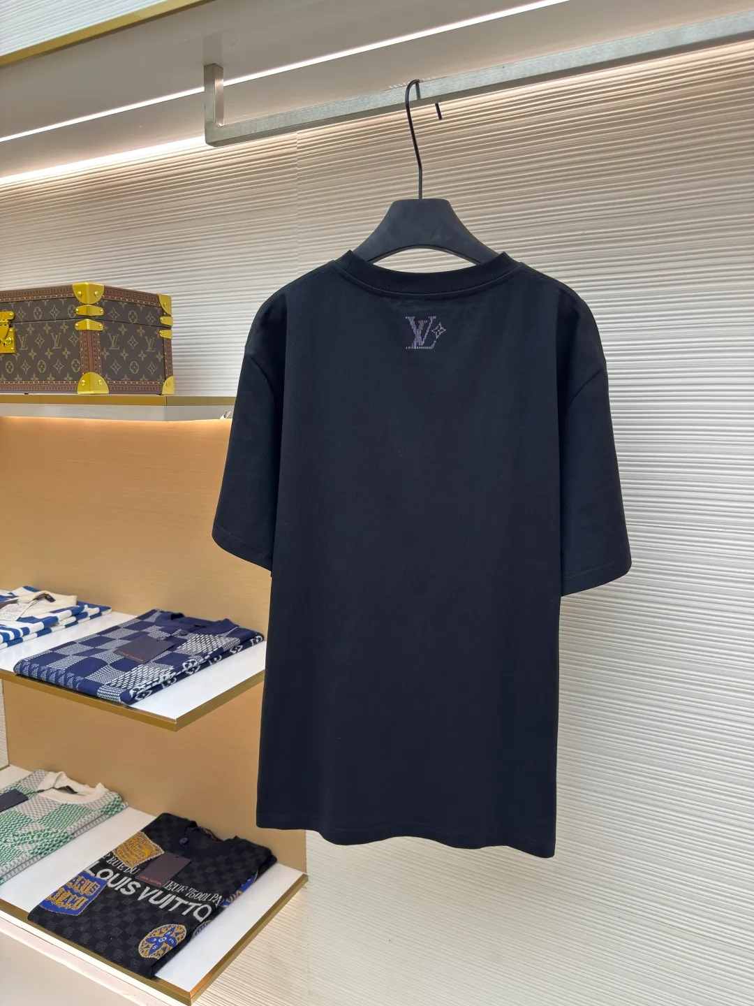 LOUIS VUITTON sequin letter short sleeves ●Authentic product: Purchased and developed by 8989 ●Item number: 1680196-A00 ●Fabric: single yarn compact fine cotton ●Technology: wool washed ●Version: fitted version ●Weight: about 310 grams ●Size: S-M-L-XL ●Description: Made of combed cotton fabric, 100% cotton, the fabric is custom-woven and dyed, the upper body is supple, and the sequined embroidered letters make the garments gorgeous, high-end, brand-element, colorful, and the first choice for contemporary young people. The heavy-duty sequin embroidery uses imported embroidery machines, YB has consistent positioning, and is three-dimensional and full! There are requirements for the machine, the sequins are tightly arranged and orderly, loose version, the same style for men and women!